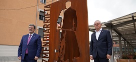 Mondragon Unibertsitatea y el Ayuntamiento de Bilbao inauguran una escultura de Don Jose María Arizmendiarrieta en el 25 aniversario de la Universidad